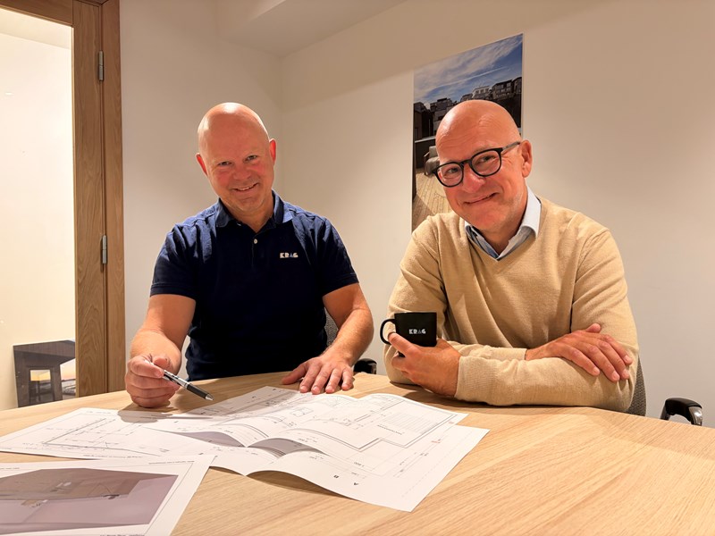 Sjur Eftevaag fra Krag Gruppen og Kim Johansen fra Roger Aamodt Bygg gleder seg til å se hustegninger med litt mer fantasi og farger enn det de jobber med til daglig.